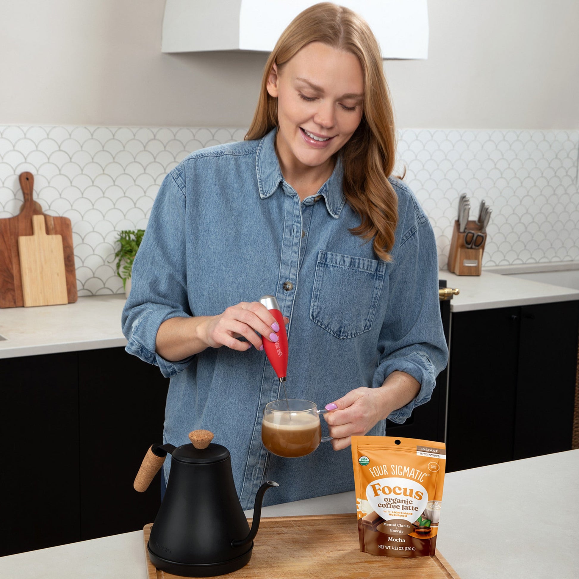 focus-organic-coffee-latte-mocha-n8 focus-latte-mocha-lifestyle1-2026.jpg